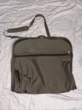 Like new Briggs & Riley olive green classic Baseline Garment Bag